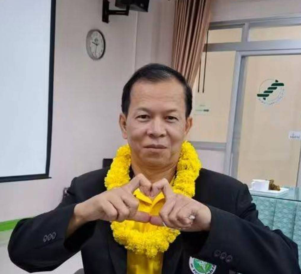 นายวุฒิพงศ์ ชื่นมณี ทำมือรูปหัวใจ